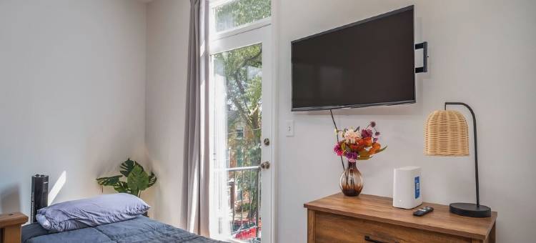 Modern 2-bedroom townhome in Chicago with private patio图片