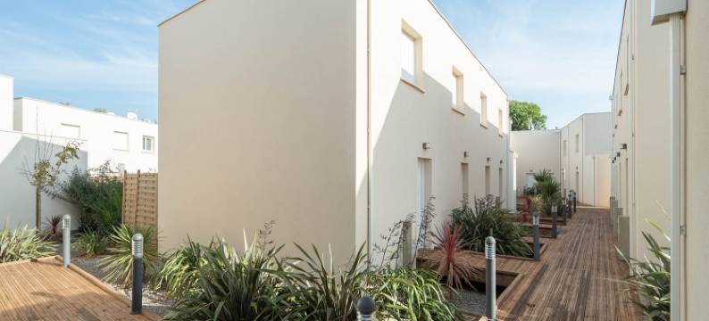 Bright Villa Steps from the Sea图片