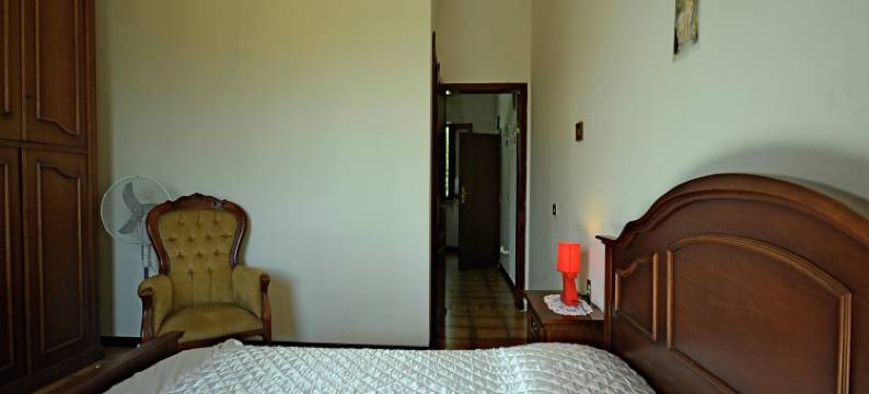 Sunlit home with pool图片