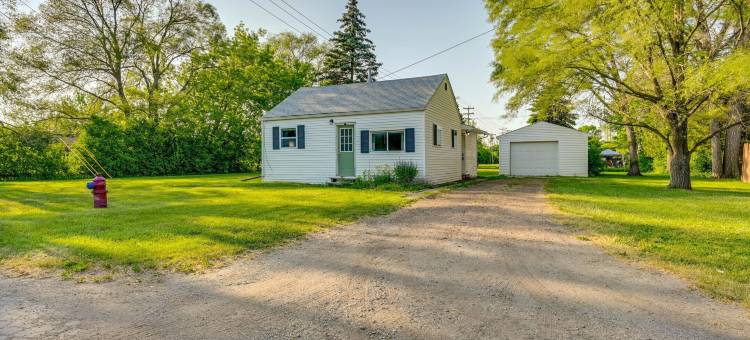 舒适的家带后院～距市中心萨吉诺三英里！(Cozy Home w/ Backyard ~ 3 Mi to Downtown Saginaw!)图片