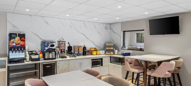 温德姆戴斯酒店及套房桃树角/诺克罗斯(Days Inn & Suites by Wyndham Peachtree Corners/Norcross)图片