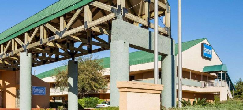 南菲耶斯塔公园罗德威套房酒店(Rodeway Inn & Suites South of Fiesta Park)图片