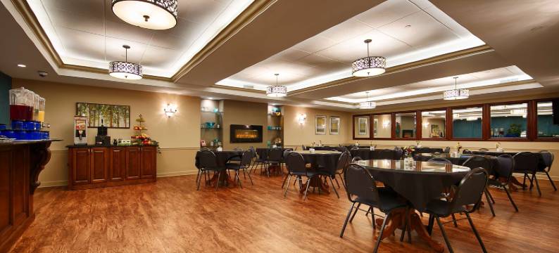 草坪湖贝斯特韦斯特优质套房酒店(Best Western Plus Lawnfield Inn  Suites)图片