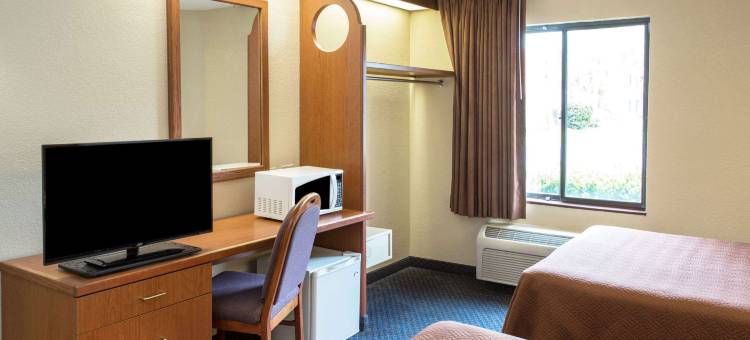 迈尔斯堡机场Travelodge by Wyndham酒店(Travelodge by Wyndham Fort Myers Airport)图片