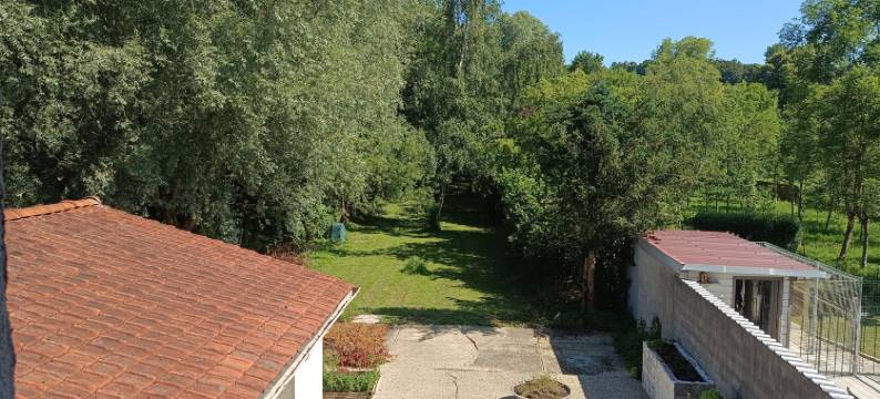 Single Bed with a Large Desk图片