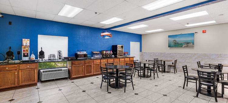 劳伦斯温德姆呗盟套房酒店(Baymont by Wyndham Lawrence)图片