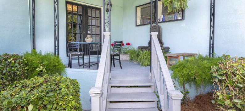 2 bedroom downstairs The Henry House and Queen pull out sofa图片