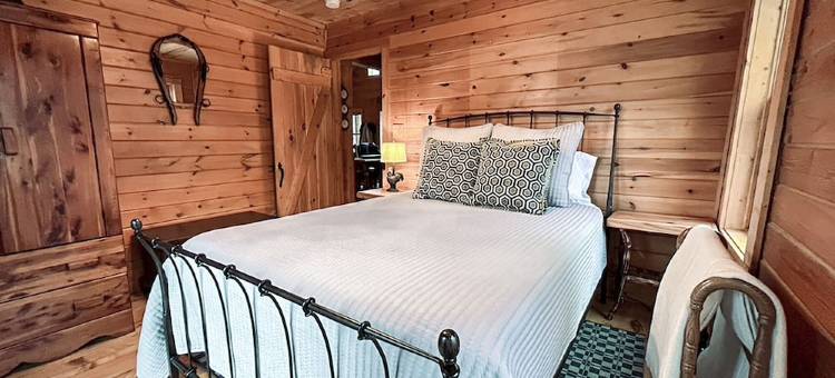 呢喃瀑布小屋 - 距主街数分钟，热水浴缸、景观，占地15英亩(Whispering Falls Cabin - hot tub, views, 15 acres, minutes from Main St.)图片