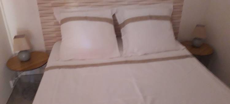 Newly renovated apartment/studio, garden level, quiet location, walking distance to beach and shops图片