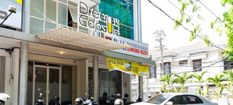新邦利马迪潘斋坦红多兹青年旅馆(RedDoorz Hostel @ di Panjaitan Simpang Lima)图片
