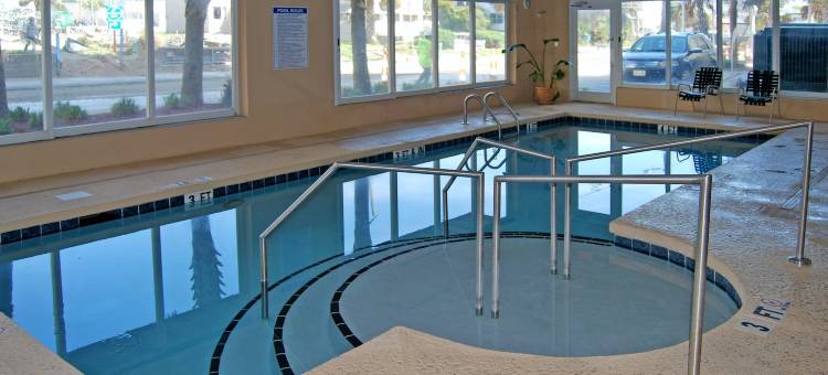 Private Balcony and Resort Amenities - Luxurious Coastal Escape图片