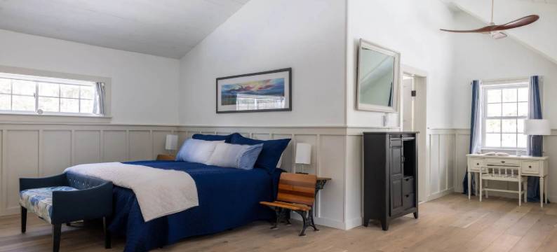 Charming Sanctuary with Backyard Pond and High-End Kitchen - Exquisite Haven图片