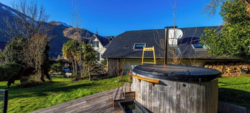 4-Star Gite, Sleeps 6 in the Ossau Valley. Wooded Park with Nordic Bath!图片