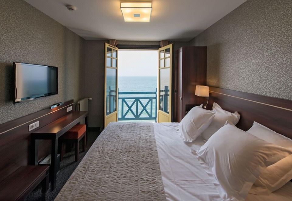 Ambassadeurs Logis Hotel Over view