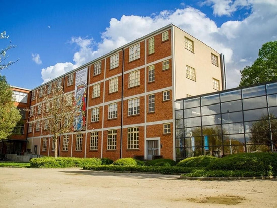 蒂伦豪特都市酒店