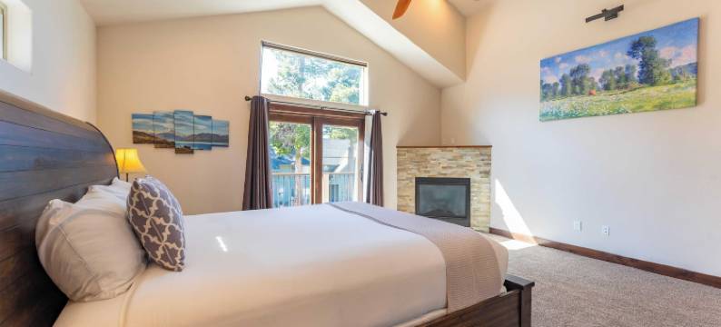 Avantstay的Meyers Meadow热水浴缸，大露台(10Mins to Lake • Hot Tub Game Room Forest Views Meyers Meadow by AvantStay)图片