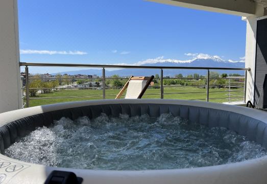 Peloton Inn Hotel Overview