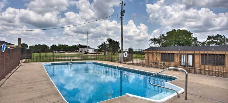 宠物友好的高效小屋，配有游泳池！(Pet-Friendly Efficiency Cottage w/ Pool!)图片