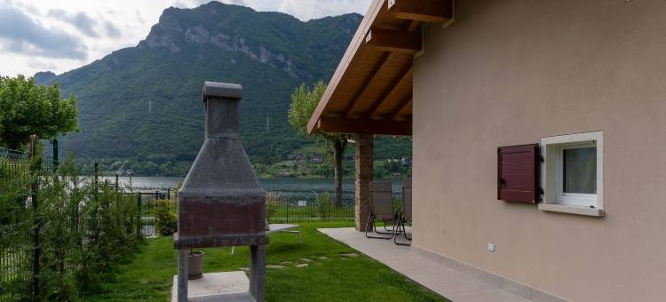 Villa by Lake Idro with Mountain Views图片