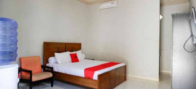 红多兹酒店-近帕卢朱弗利亚机场穆提亚拉SIS(RedDoorz Near Mutiara Sis Al Jufrie Airport Palu)图片