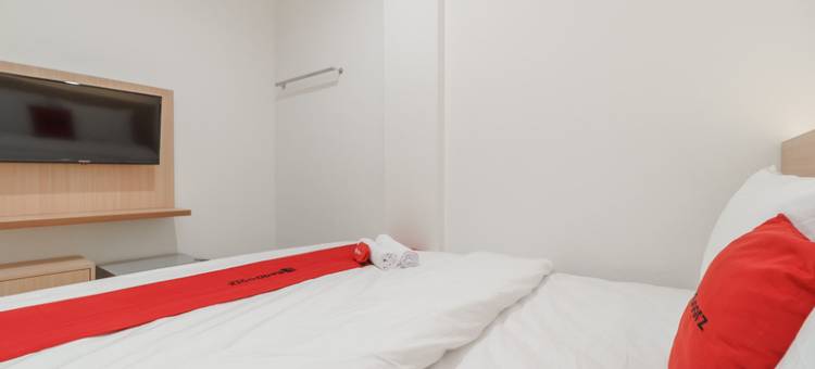 红多兹Plus酒店-近巨港RS RK查理塔斯2号(RedDoorz Plus Near RS RK Charitas 2 Palembang)图片