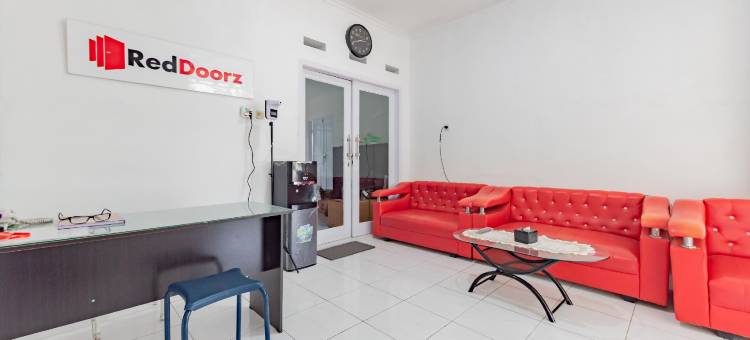 红门酒店沙亚里亚尼尔阿伦阿伦芝勒杜芝勒贡(RedDoorz Syariah Near Alun Alun Ciledug Cirebon)图片