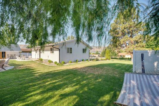 拥有游泳池,游戏室和火坑的壮观家庭度假村!(Epic Family Getaway w/ Pool, Game Room & Fire Pit!)