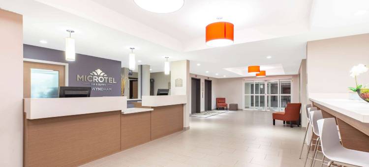 麦克默里堡麦客达套房酒店(Microtel Inn & Suites by Wyndham Fort McMurray)图片