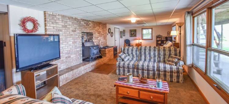 Rustic Hills Retreat...a scenic home on beautiful lake front property.图片