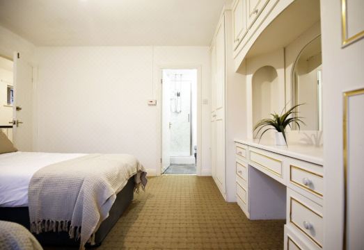 Newly-furnished, Detached 4 bedroom Didsbury home Hotel Overview