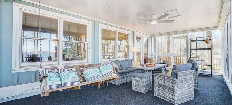 Ultimate Family Lakehouse- wide water views!图片