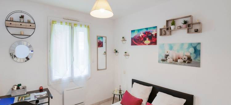 带游泳池的私人住宅禅室(Zen room in a private home with a swimming pool)图片