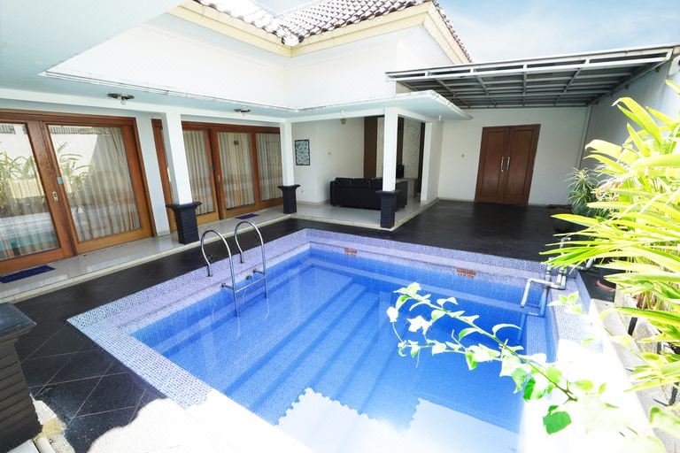 Sutan Raja Villa Kuningan Hotel Overview