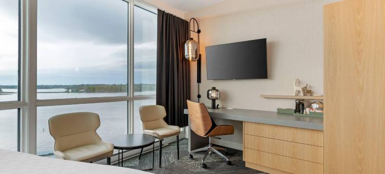 克拉丽奥湖畔会议中心酒店(Clarion Lakeside Inn & Conference Centre)图片