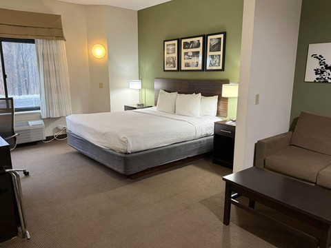 昆斯伯里-乔治湖舒眠套房酒店