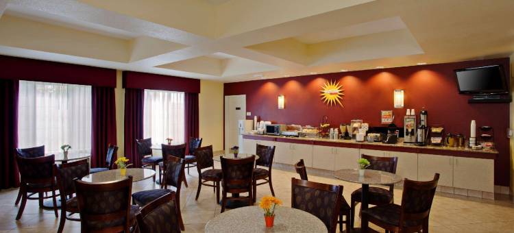 赛普拉斯东北长滩拉昆塔温德姆套房酒店(La Quinta Inn & Suites by Wyndham NE Long Beach/Cypress)图片