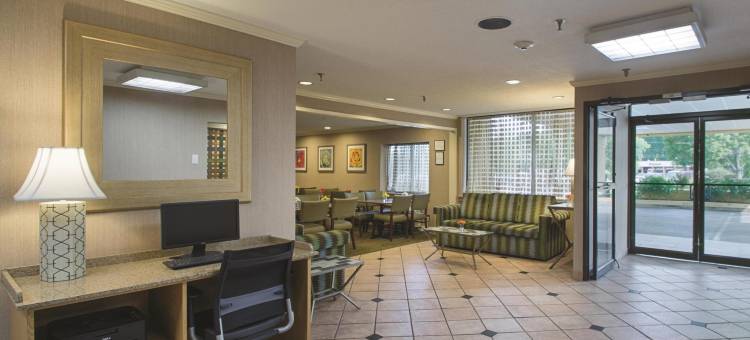 奥本伍斯特拉昆塔温德姆酒店(La Quinta Inn by Wyndham Auburn Worcester)图片