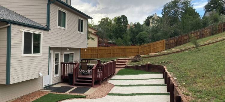 Mountain-View 5BR Retreat: Gym, Hot Tub, BBQ, Firepit, Playground, Sleeps 12图片