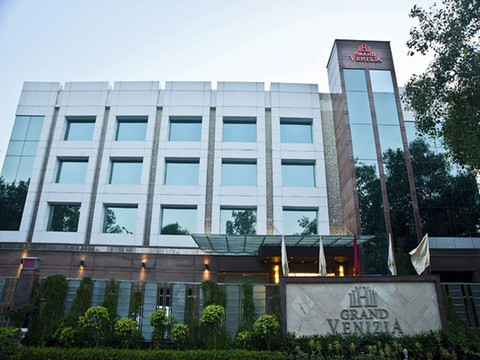 德里维尼兹亚萨罗瓦尔门廊酒店