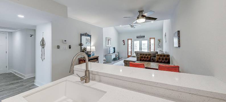 Waterfront retreat with a pool & dock plus central AC, washer/dryer, & views图片