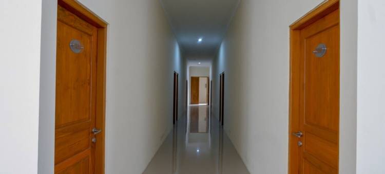 红多兹卡兰甘亚尔 45 号体育场附近酒店(RedDoorz Near Stadion 45 Karanganyar)图片