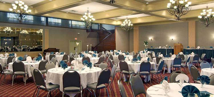 托皮卡市中心华美达酒店及会议中心(Ramada by Wyndham Topeka Downtown Hotel & Convention Center)图片