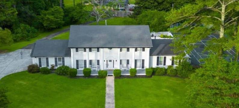 带私人游泳池，篮球场和网球场的豪宅(Mansion with Private Pool Bsktball Tennis Courts)图片