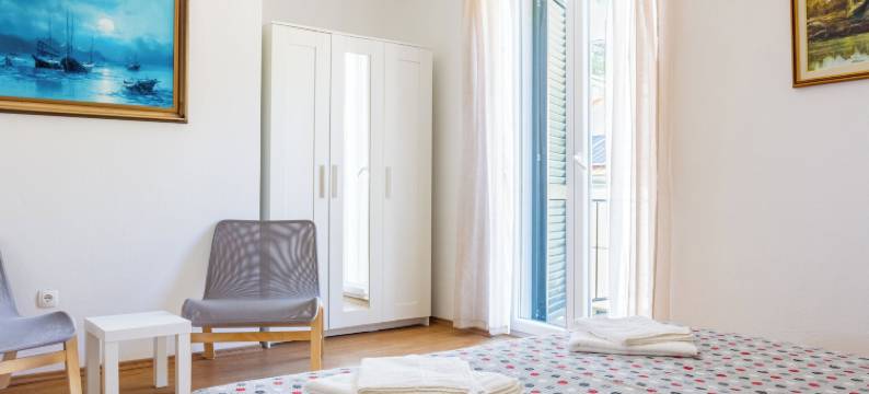 市中心的德拉甘石屋(Stone house Dragan in the very center, with pool table, two balconies and the sea view)图片