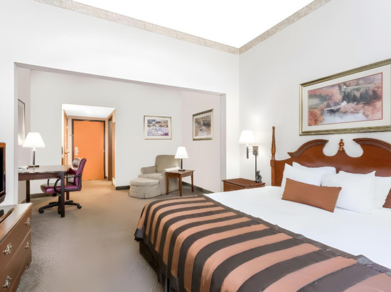 靠近东卡罗来纳大学的格林维尔舒适套房酒店