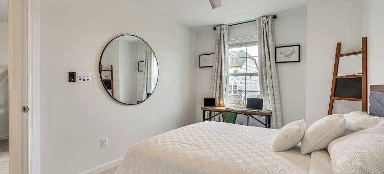 查尔斯敦联排别墅：距哈珀斯渡口9英里(Charles Town Townhome 9 Mi to Harpers Ferry)图片