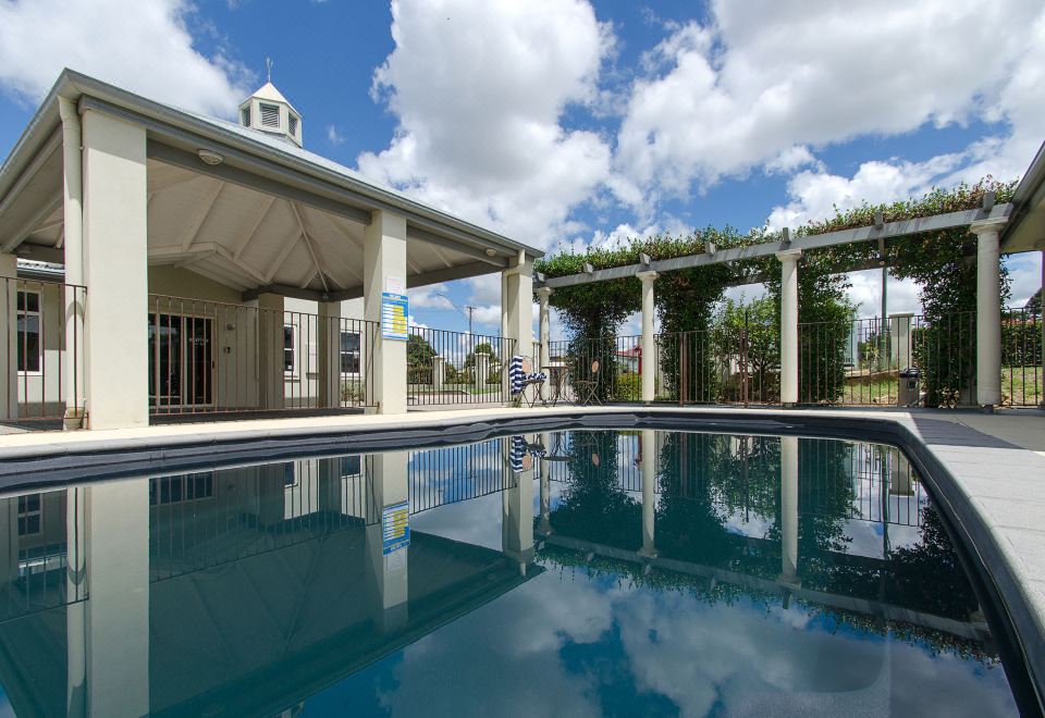 Coachmans Inn WarwickHotel Overview