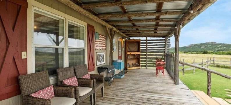 Mountain views, wrap around porch, incredible lawn with fire pit!!图片