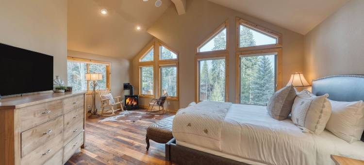 Truckee Mountain Cabin With Hot Tub + Game Room + Forest Views Gray Wolf Lodge by Avantstay图片