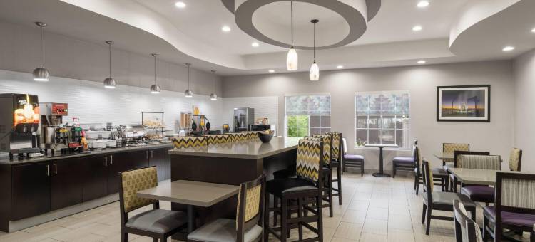 巴吞鲁日德纳姆斯普林斯拉昆塔温德姆套房酒店(La Quinta Inn & Suites by Wyndham Baton Rouge Denham Springs)图片